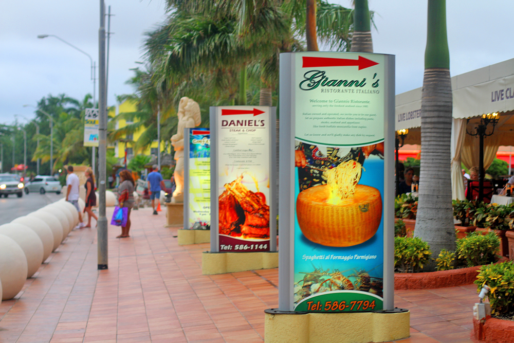 Restaurants on J.E. Irausquin Blvd in Palm Beach
